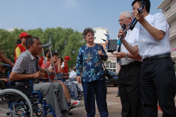 美国慈善友人送来轮椅和助行器