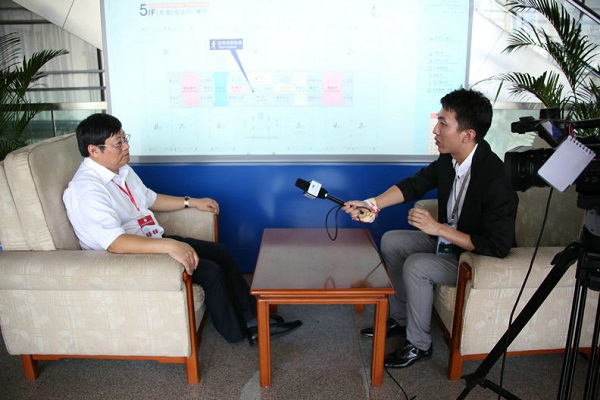市慈善总会副会长、秘书长袁洪文接受香港电视台记者采访