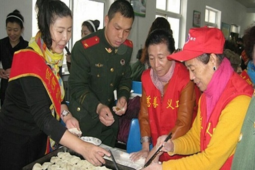 2015年2月18日，慈善义工走进军营为官兵包饺子